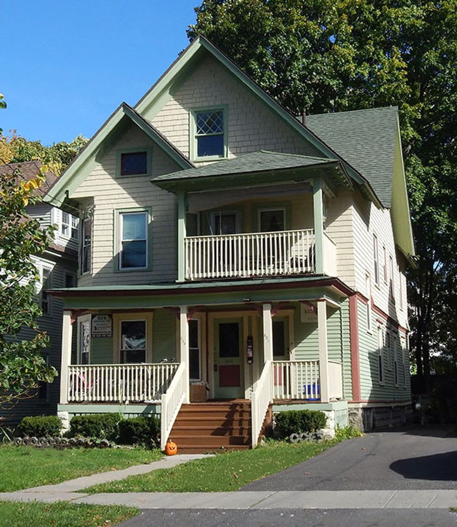 831 Westcott St – photo 3