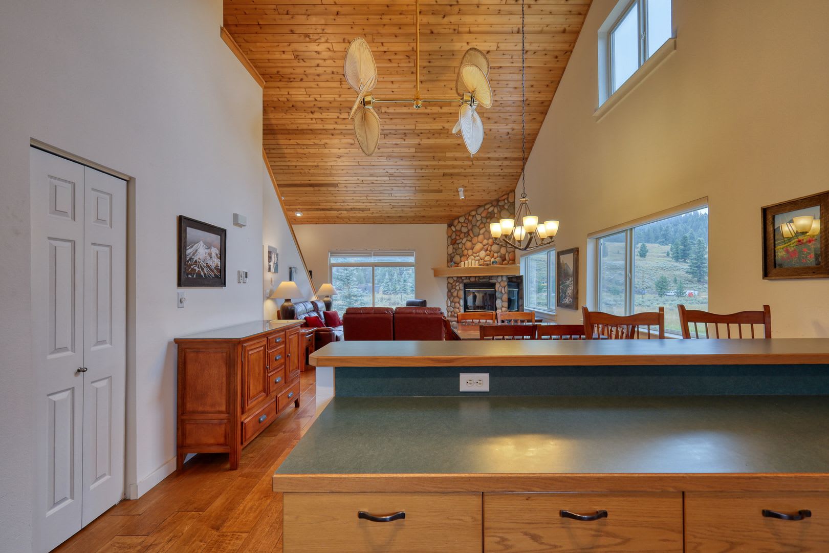 Immaculate 3 Bed 3 Bath Furnished Condo In Prime Big Sky Location – photo 4