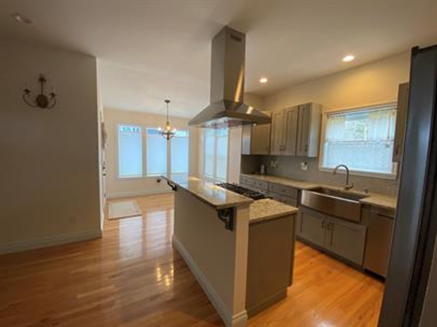 2 Bedroom 2 5 Bath Beautiful Custom Home For Rent – photo 3
