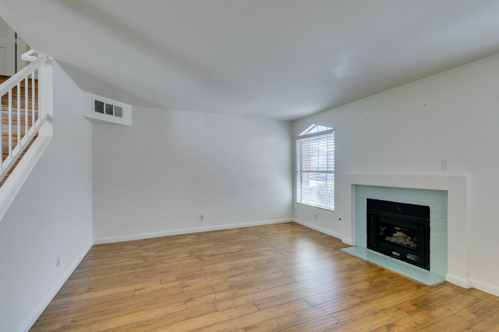Beautifully Upgraded 3 Bedroom Green Valley Townhome With Stylish Designer Finishes – photo 5