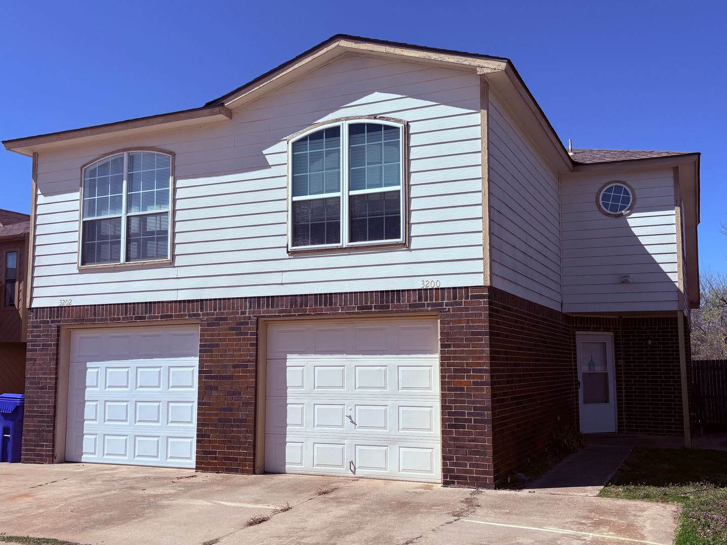 Two bedroom townhouse close to Campus! – photo 1