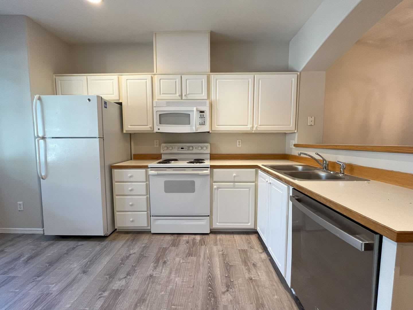Inviting 2-Bed, 2-Bath Townhome with Updated Kitchen & Gas Fireplace – photo 5