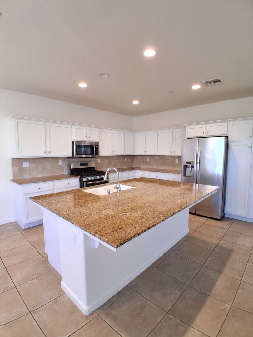 Beautiful 4 Bed / 3 Bath Home in Desirable Clovis Neighborhood – photo 4