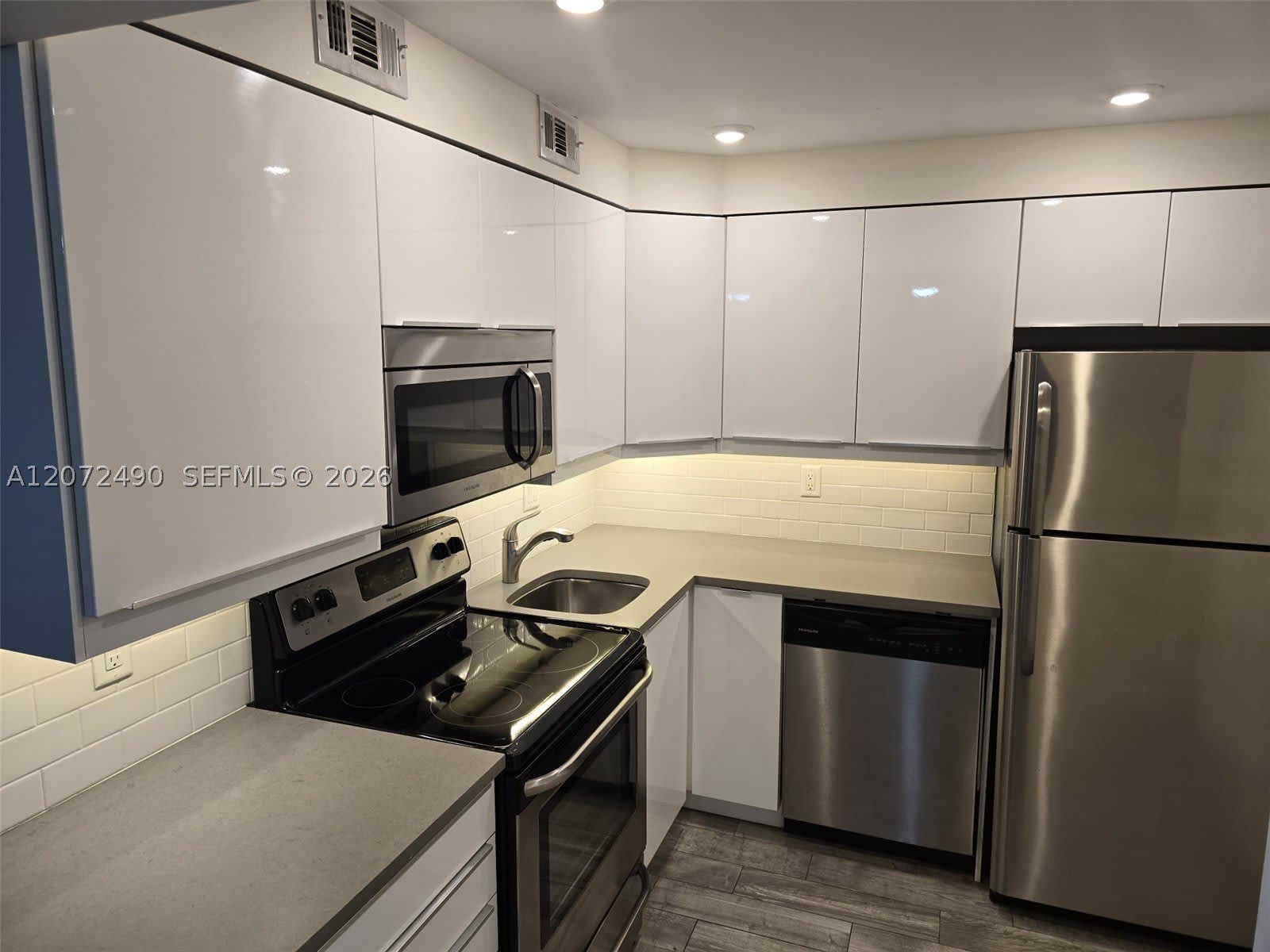 470 NW 20th St – photo 4