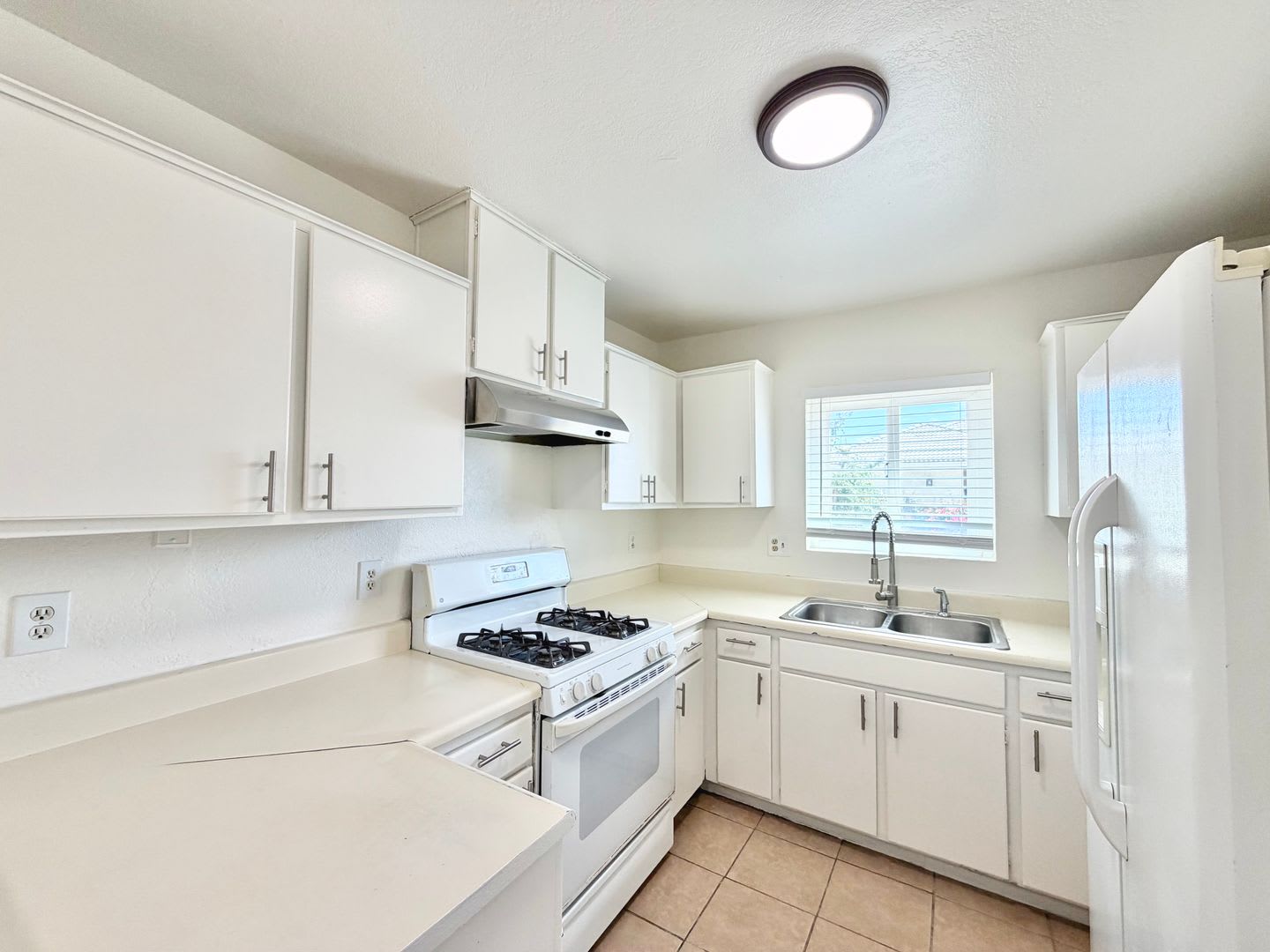 AVAILABLE NOW!! 2 Bedroom 1 Bathroom Apartment in Cathedral City! – photo 1