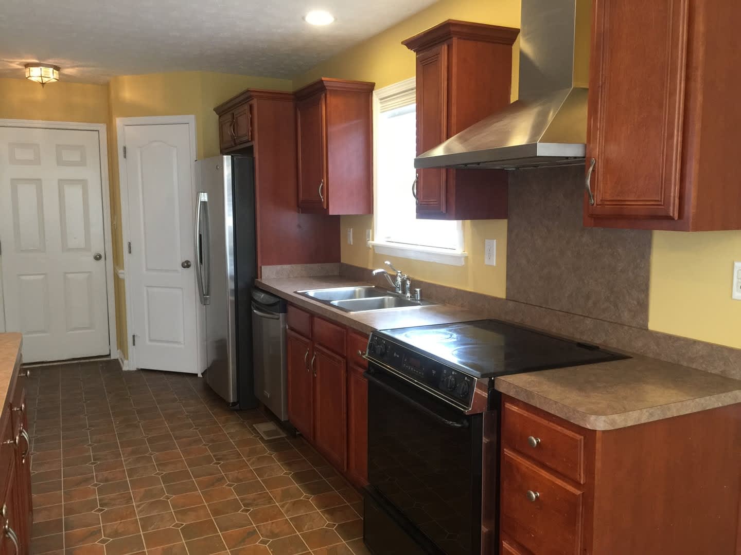 Wonderful 3 bed, 2.5 Bath home with back yard! – photo 4