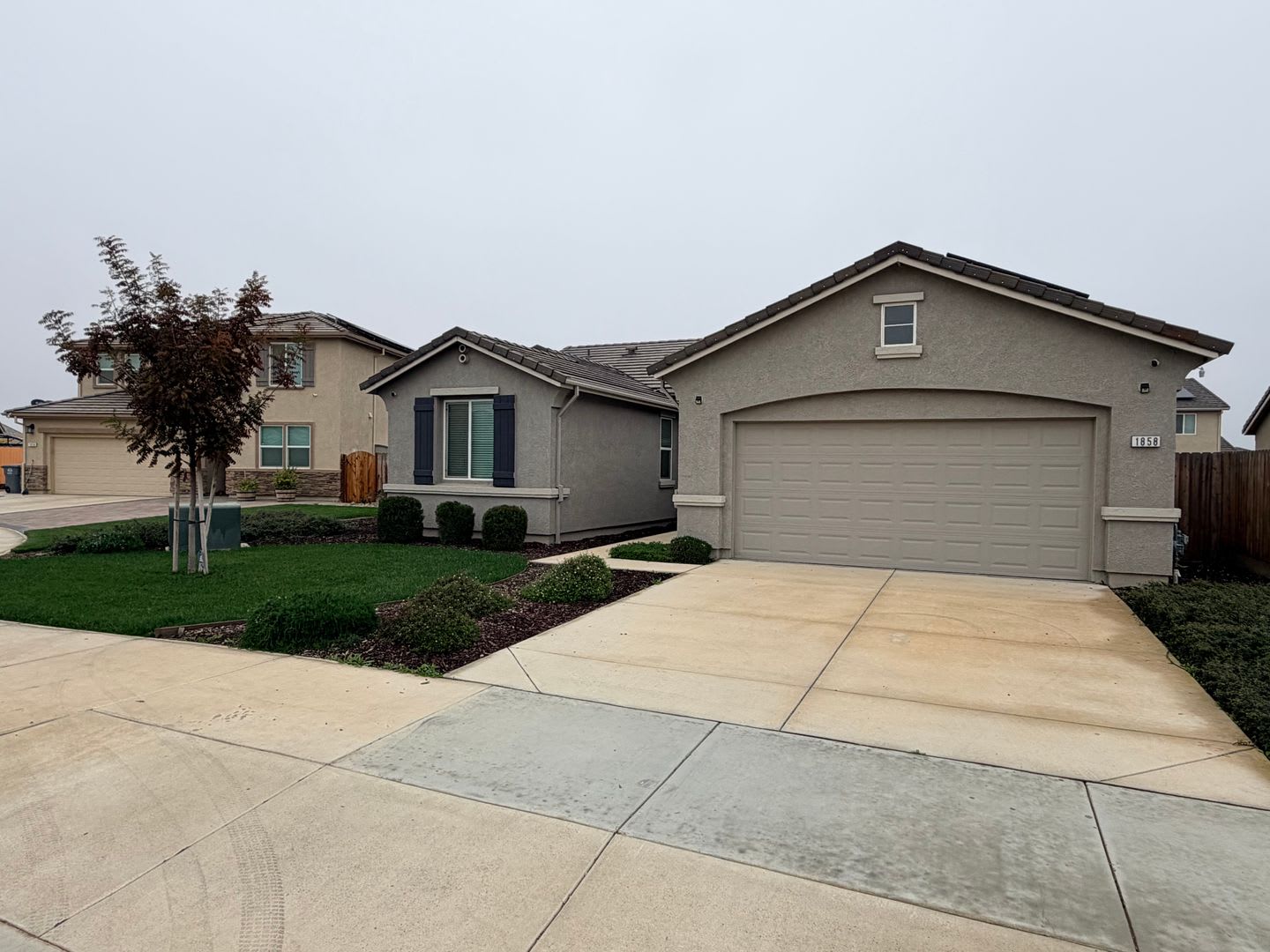 1858 Morro Ct, Los Banos: Modern 2023 Home with Comfortable Layout and Energy Efficient Features – photo 2