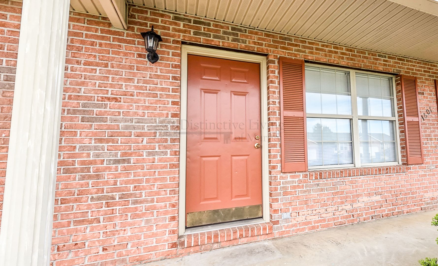 Showings Available Beginning 8 20 26 Large 2 Bedroom 1 Bath Duplex – photo 2
