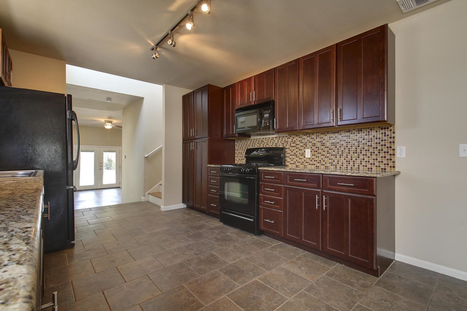Ut Pre Lease 2009 Remodeled 6 Bed 3 Bath Wood Stained Concrete Floors Custom High End Kitchen And Bathrooms Just North Of Ut – photo 3