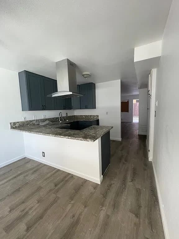 911 N Vineyard Ave – photo 1