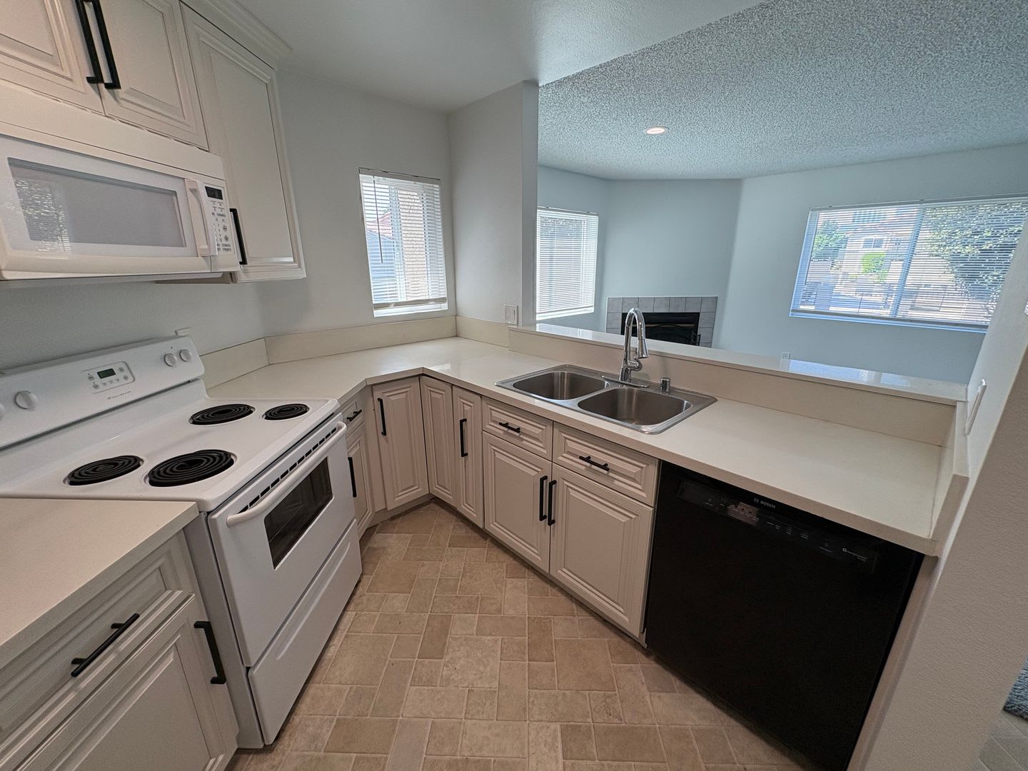 Must See Bright And Welcoming One Bedroom One Bathroom Unit In La Jolla – photo 4