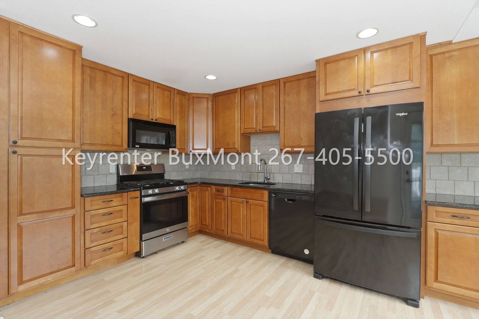 Spacious Townhome with Garage & Finished Basement in Newtown Grant – photo 2