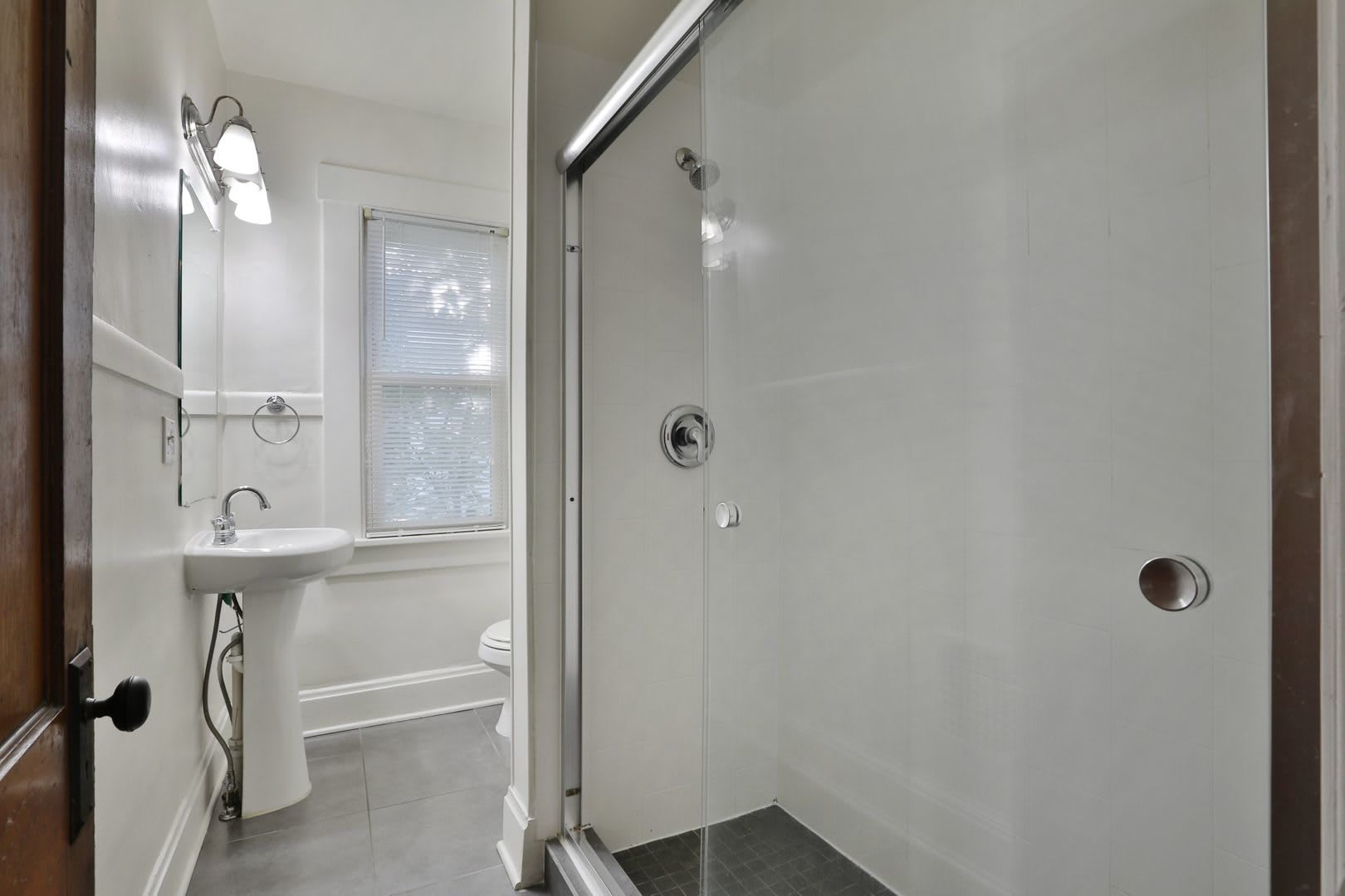 4 Bedroom North Campus Newly Remodeled House with 2 Decks and Patio – photo 4