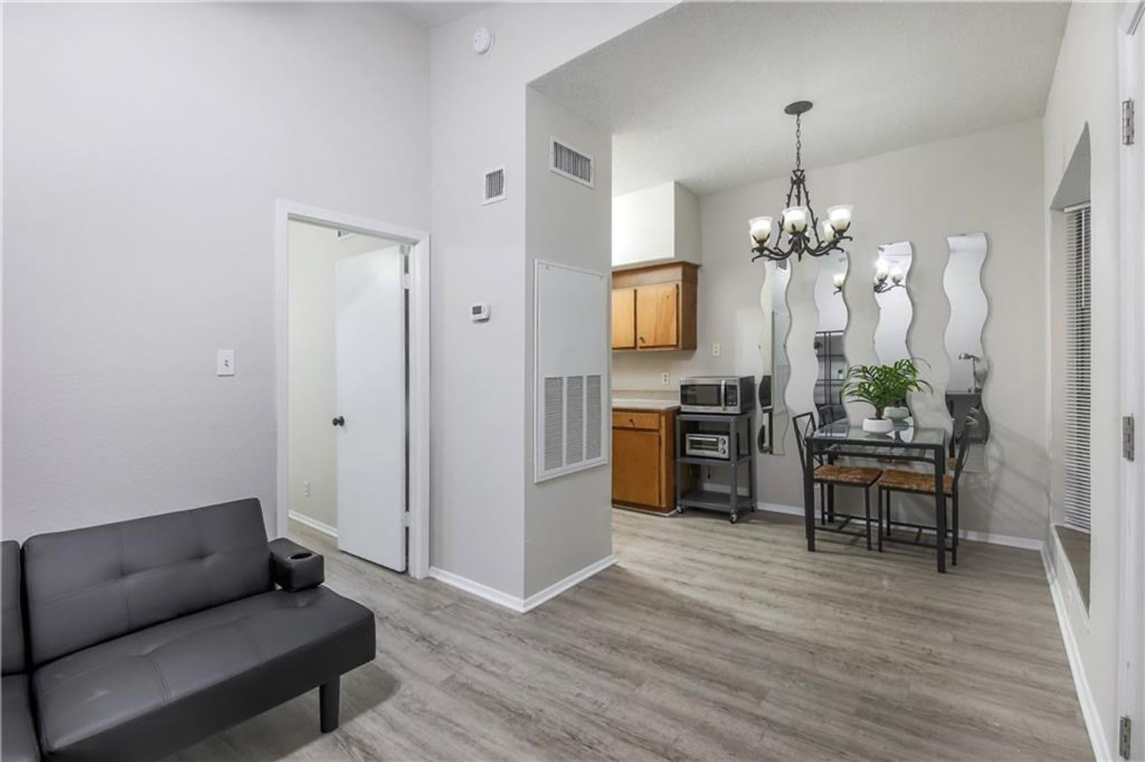 Furnished 1x1 North Campus Apartment on Guad – photo 1