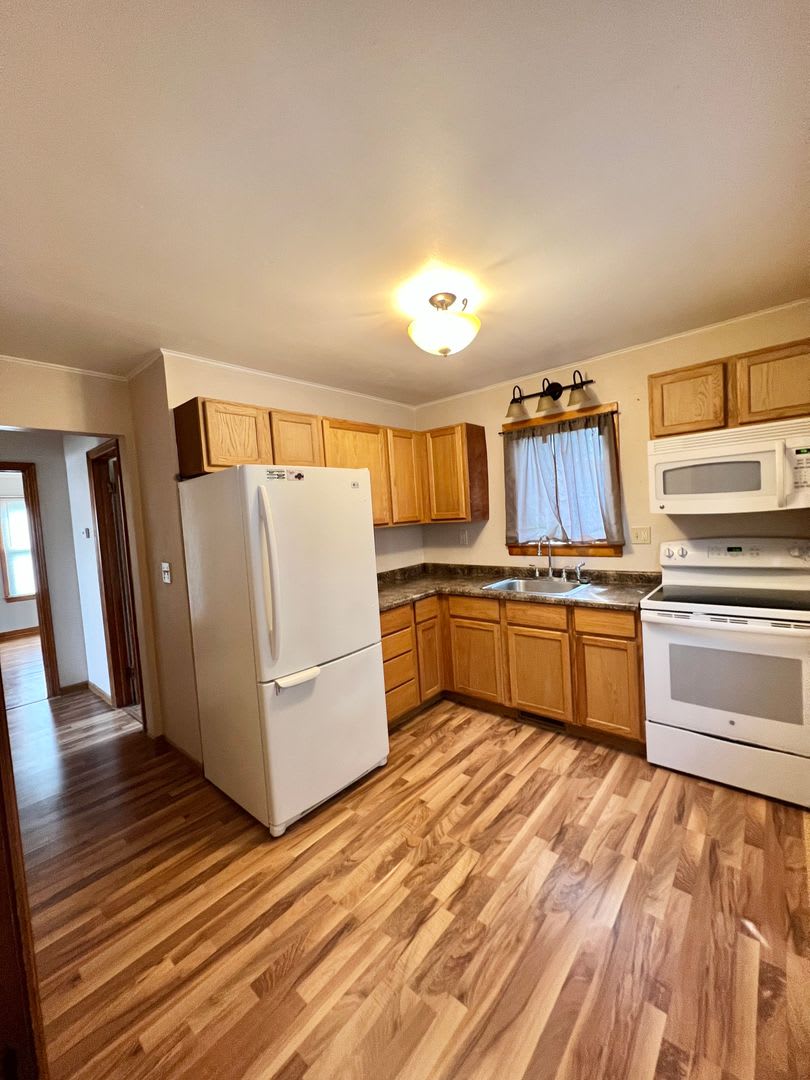 Spacious 2 Bedroom 1 Bath Single Family Home With Central Air- Available Now! – photo 3