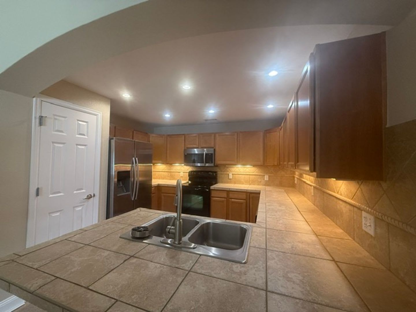 Beautiful spacious 3 bedroom, 2 bathroom condo in highly sought after Stonegate Park Guell – photo 5