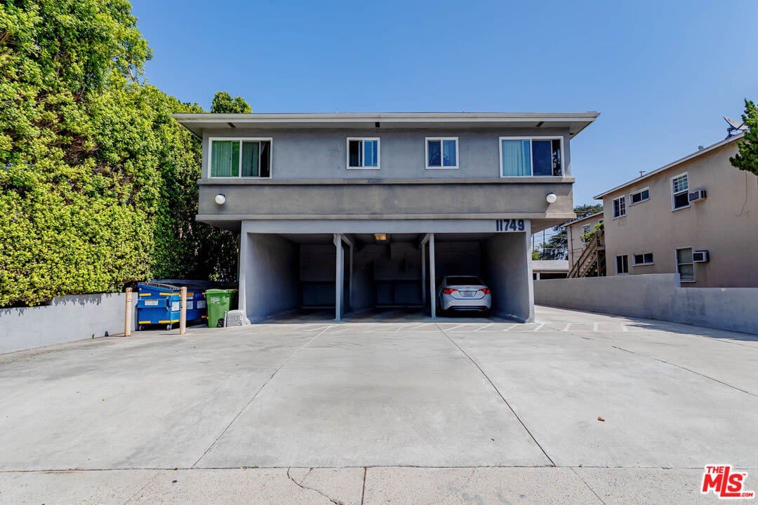 11749 Riverside Dr – photo 1