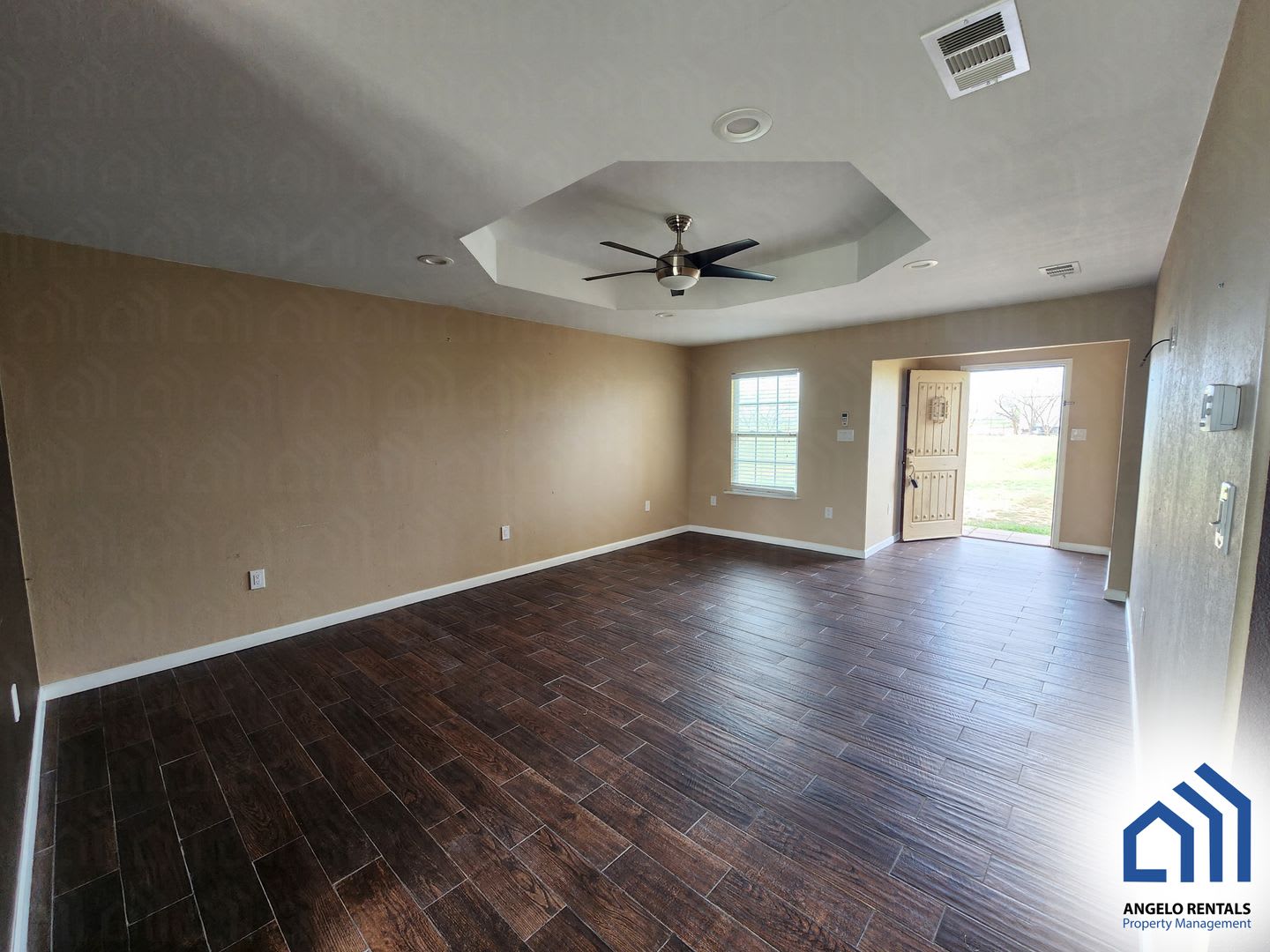 Spacious 3 bedroom 2 bath home AVAILABLE NOW! – photo 4