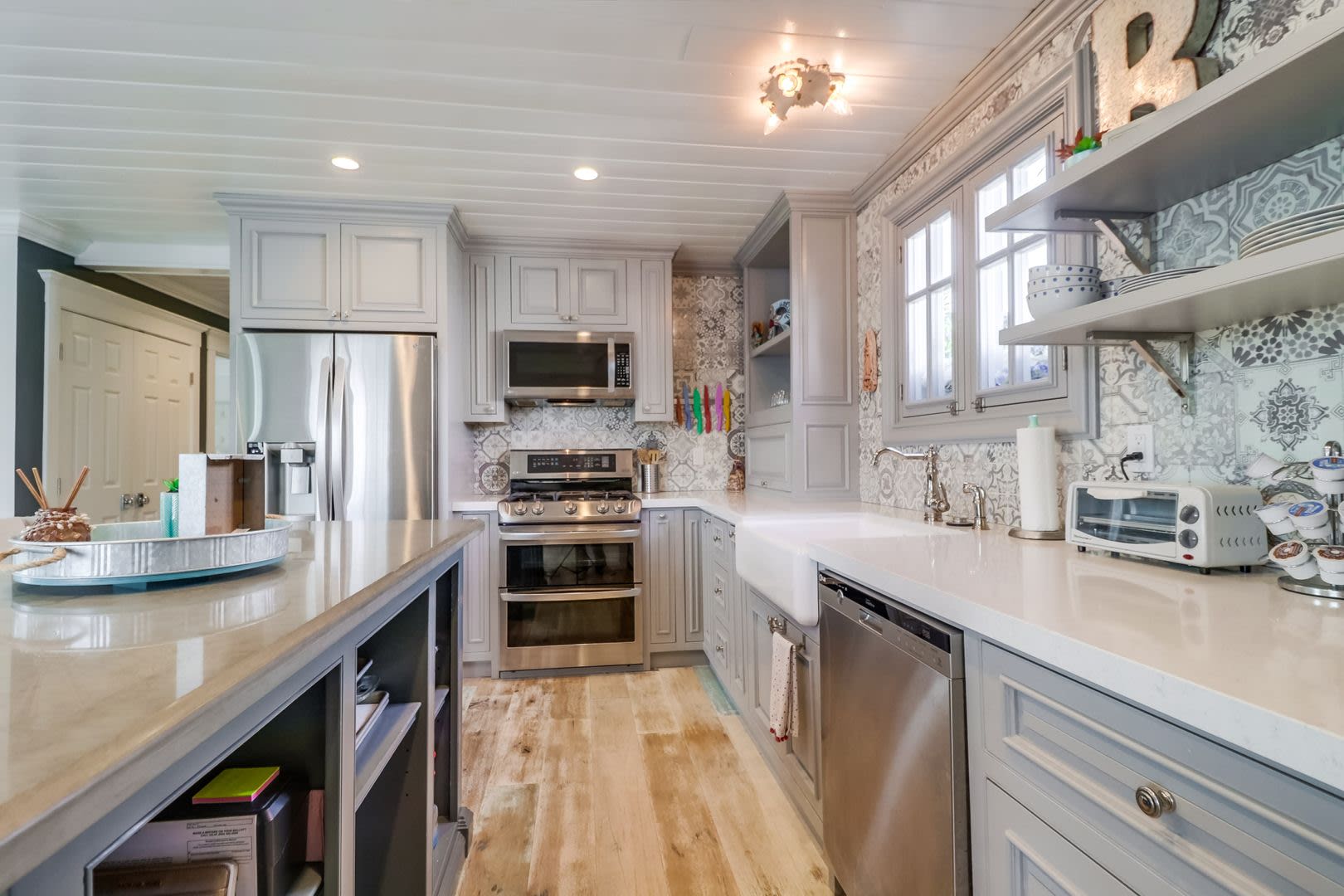 Furnished 2Bd/1Ba Apartment 2nd floor – photo 3