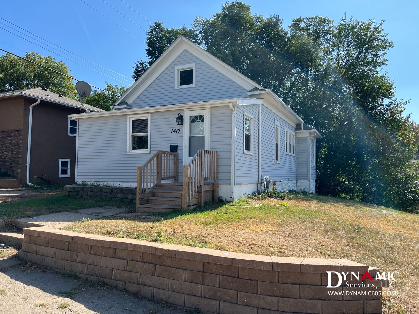 3 Bedroom, 1 Bathroom Single Family House Downtown – photo 1