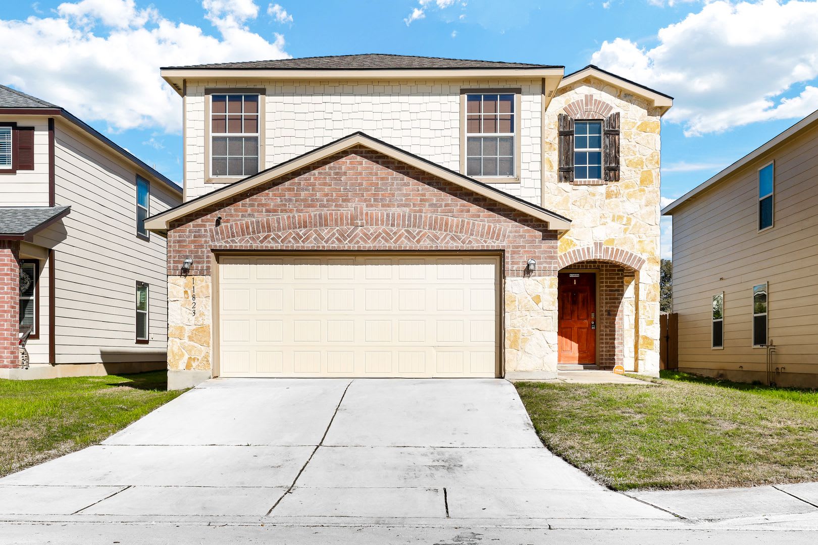 ***MOVE-IN SPECIAL: ONE WEEK FREE***Silver Oaks 4 Bedroom with Covered Patio & Large Living Space – photo 1