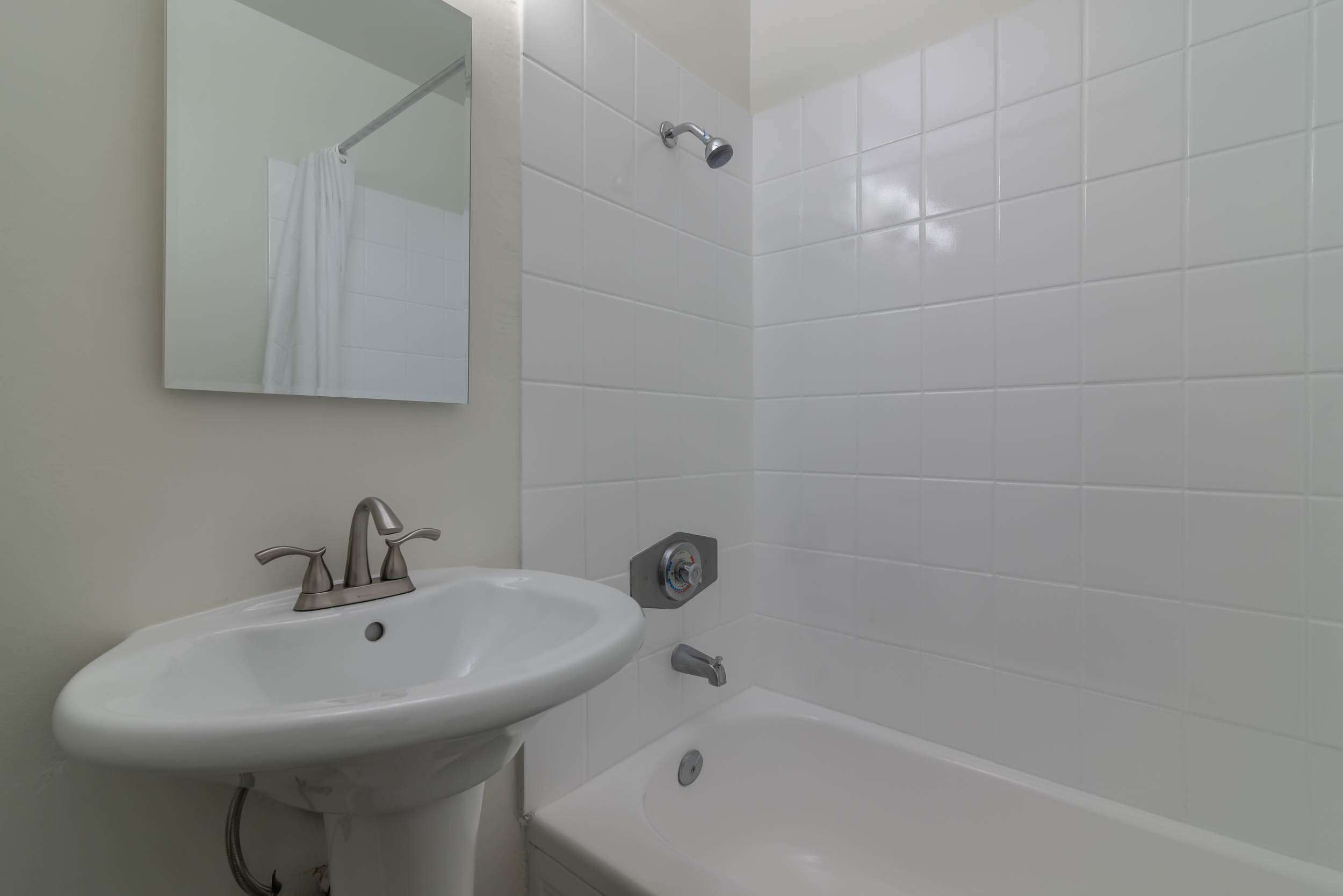 4854-4860 Hazeltine Apartments – photo 5