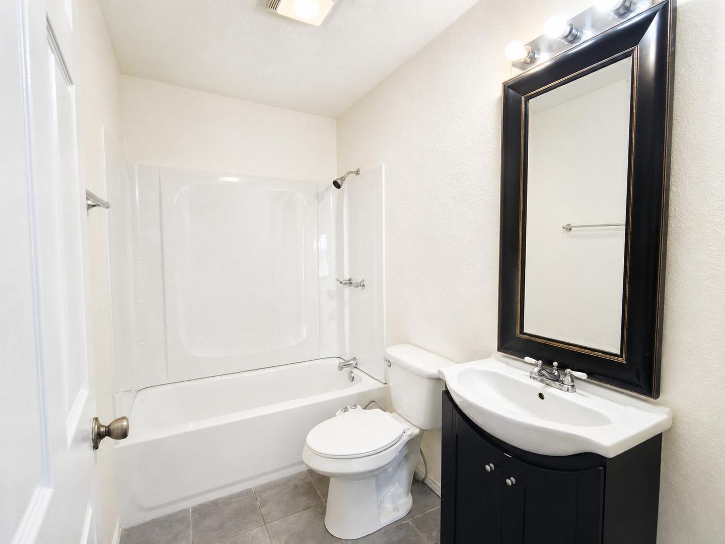 Adorable Remodeled three bedroom, one bath home with spacious fenced in back yard!! – photo 5