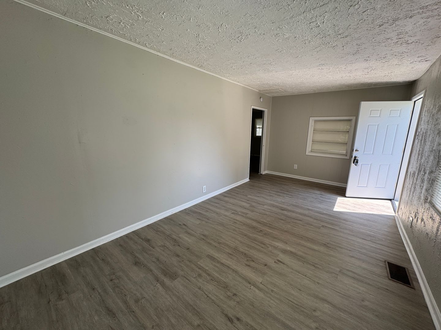 Eagledale Square 3 Bedrooms 1 Baths – photo 3