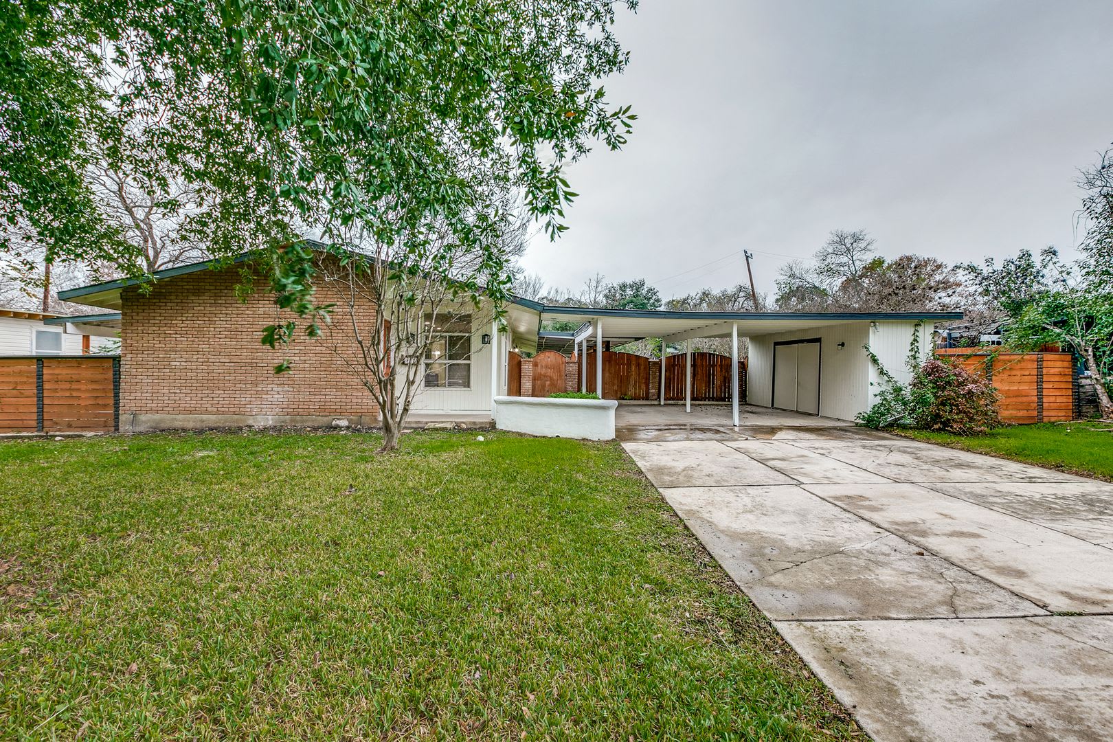 MID-CENTURY MODERN IN BEL MEADE – photo 2