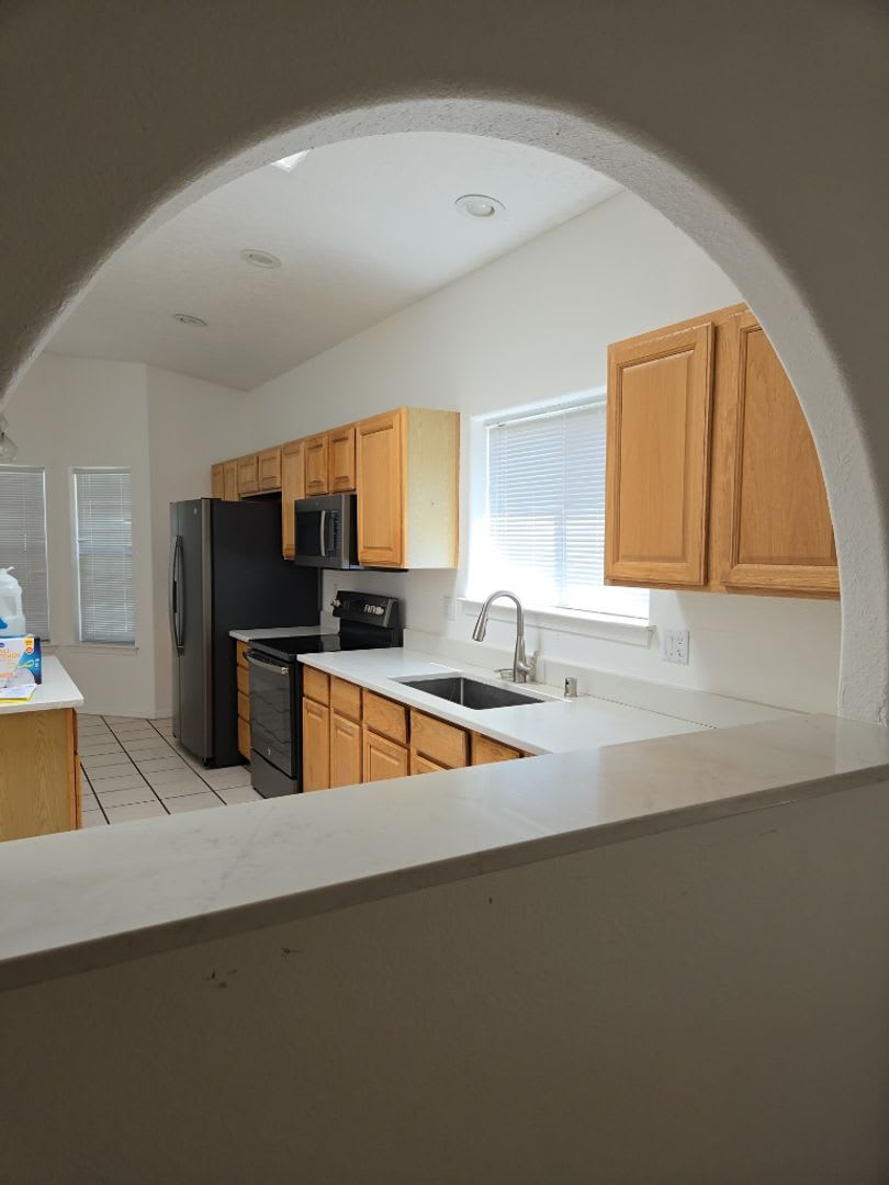 3 Bedroom, 2 Bathroom Home! Schedule a Showing! – photo 2