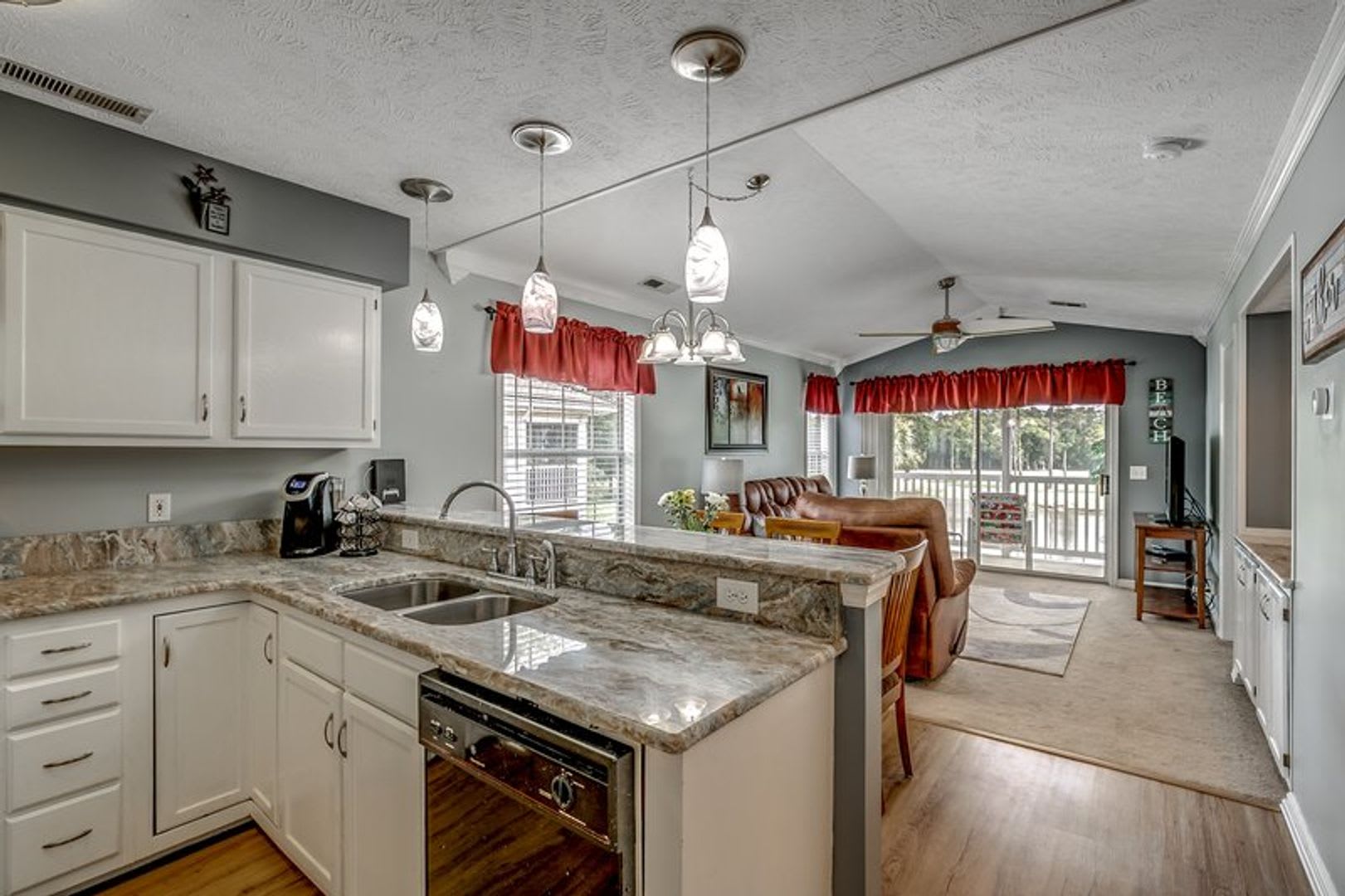 Lovely, Furnished Two- Bedroom, Two-Bath Condo in River Oaks Available Soon! – photo 4