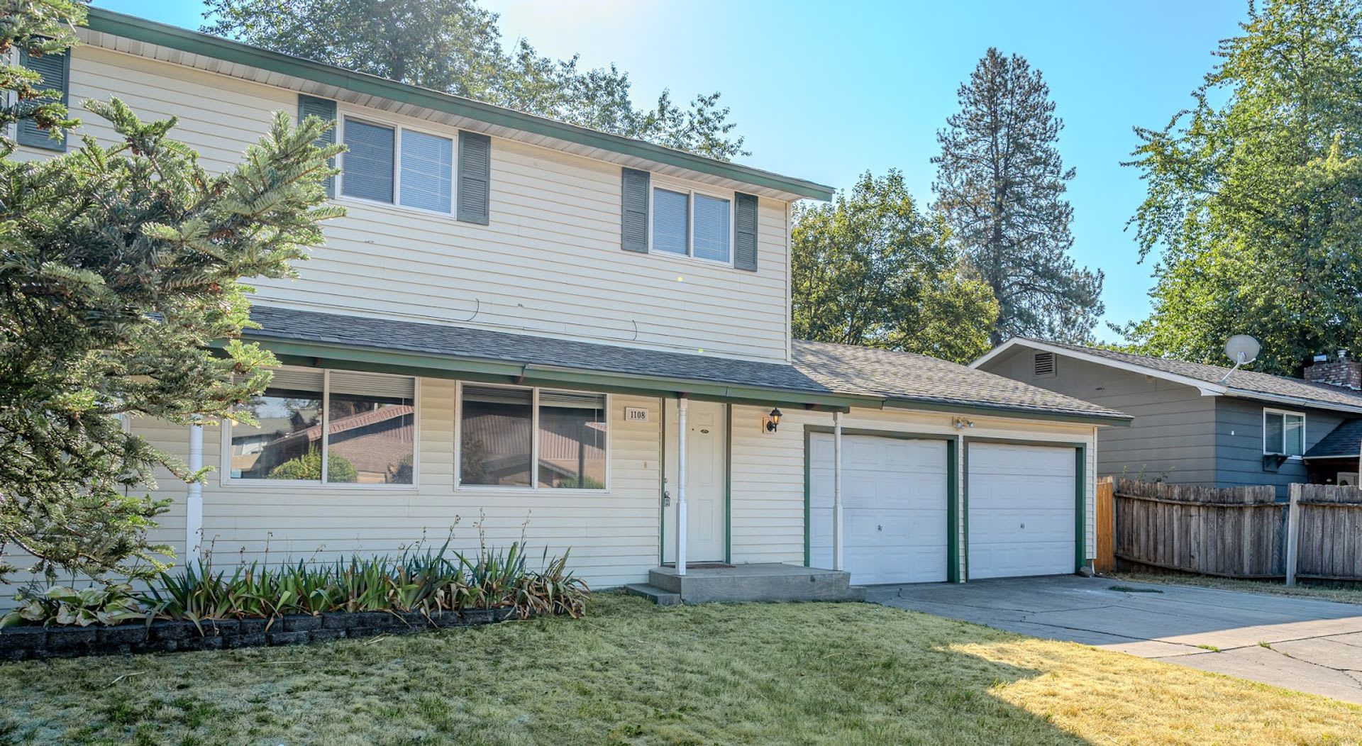 Spacious 3 bedroom Duplex in the heart of CDA! – photo 2
