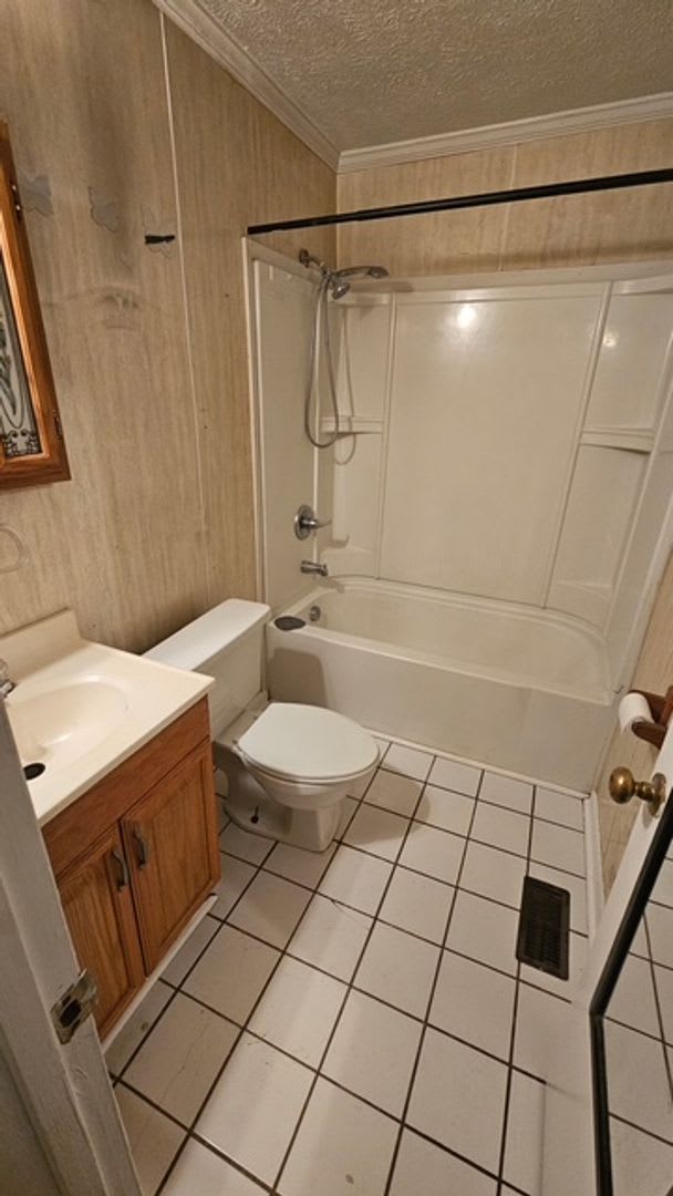 3 bedroom, 1 bathroom home on 1/2 acre lot with storage – photo 5
