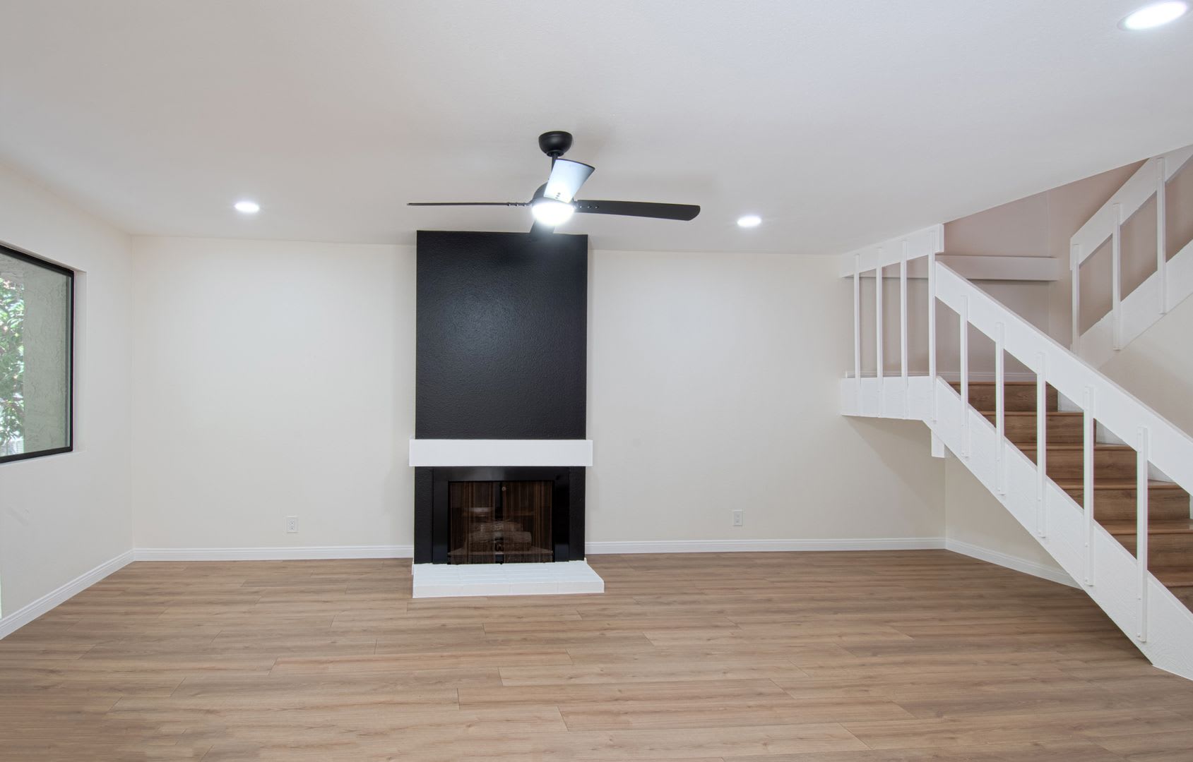 Newly Updated 3 Bed 2 5 Bath Townhouse In The Beautiful Quiet Newport Terrace Community – photo 3