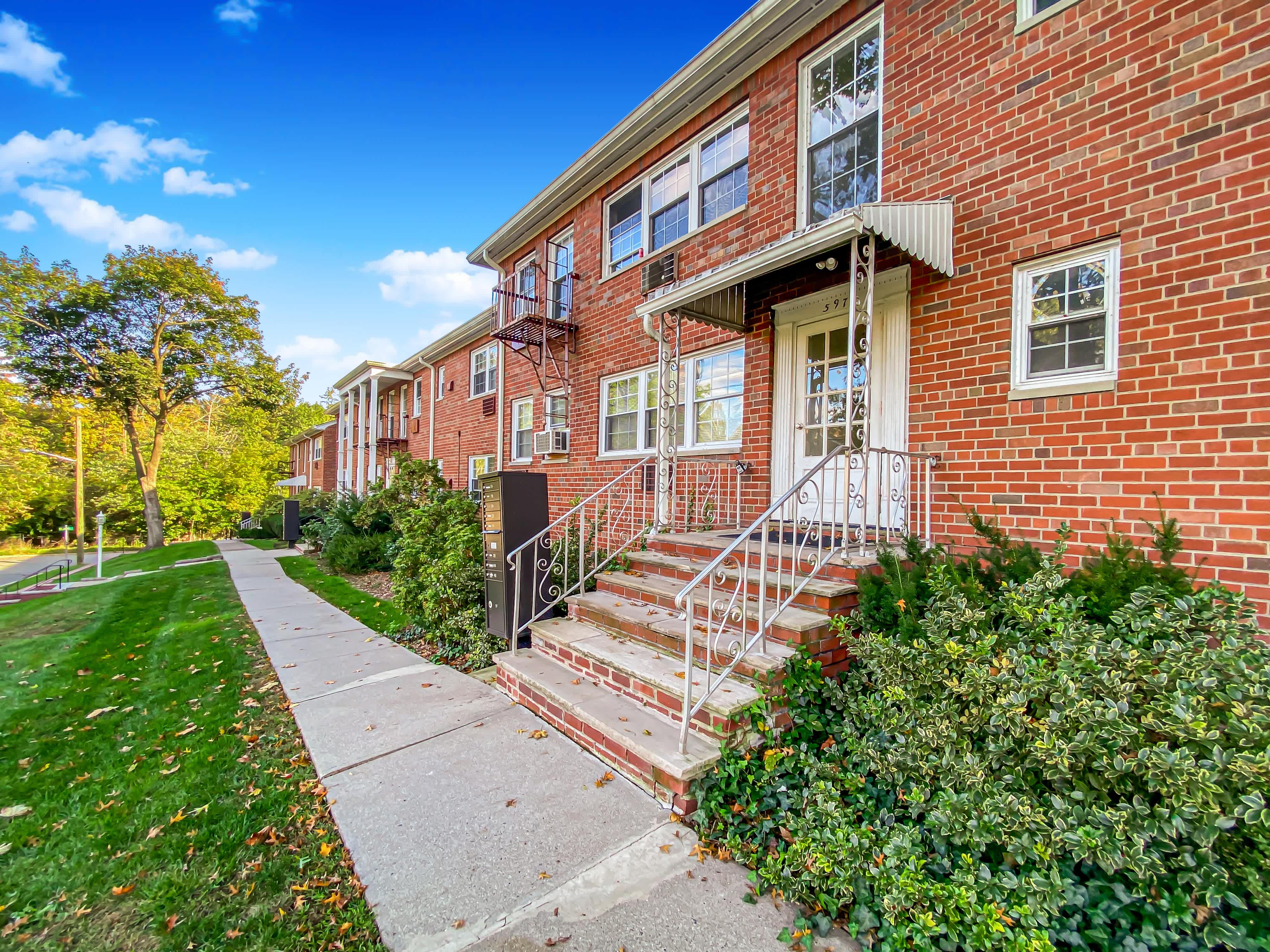 585 Center St – photo 2