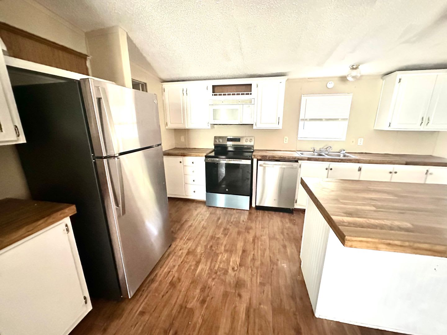 3 Bed, 2 Full Bath – photo 3