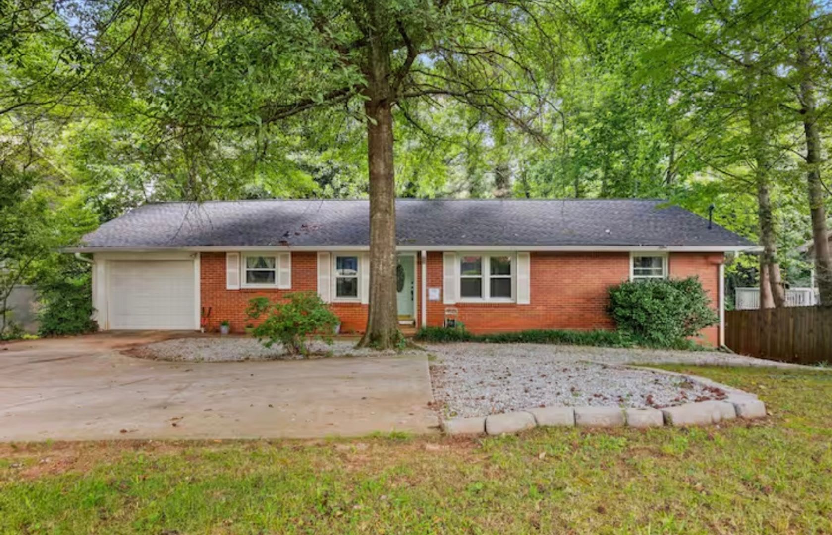 Charming 2BR Apartment in Tucker – photo 2