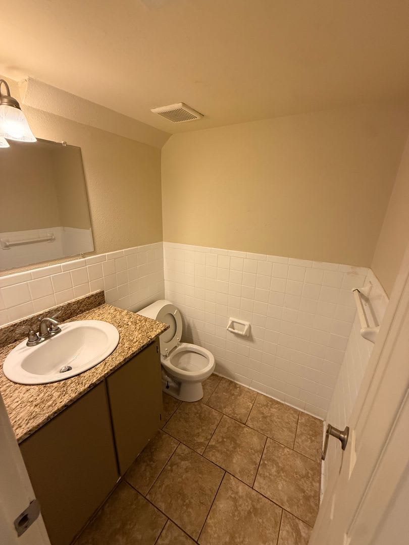 2 Bedroom 1.5 Bath Apartment Close to Campus! – photo 3