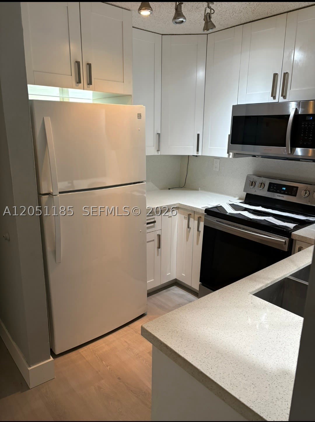 669 SW 37th Ave – photo 2