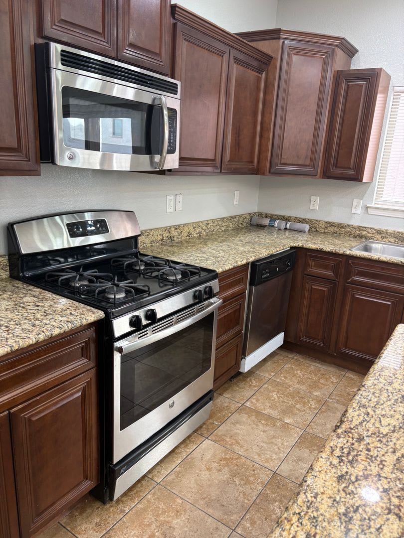 Charming home located in a gated community with access to a community pool. – photo 5