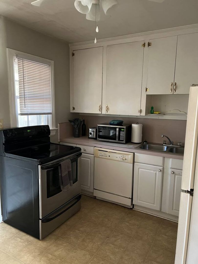 MOVE IN SPECIAL!! Charming 2 bedroom Duplex – photo 2