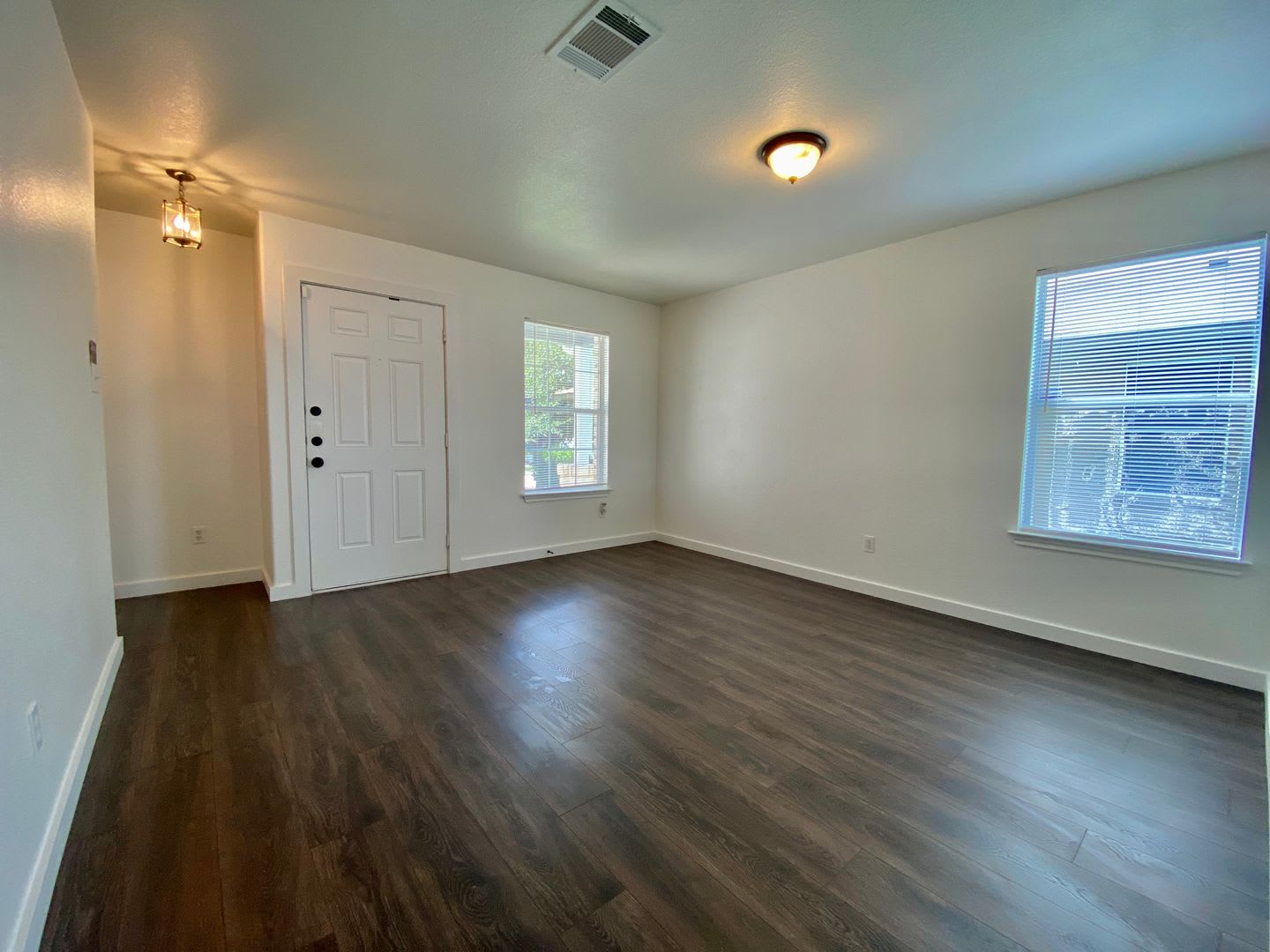 4 Bedroom, 3 Bathroom in Del Valle!! – photo 3
