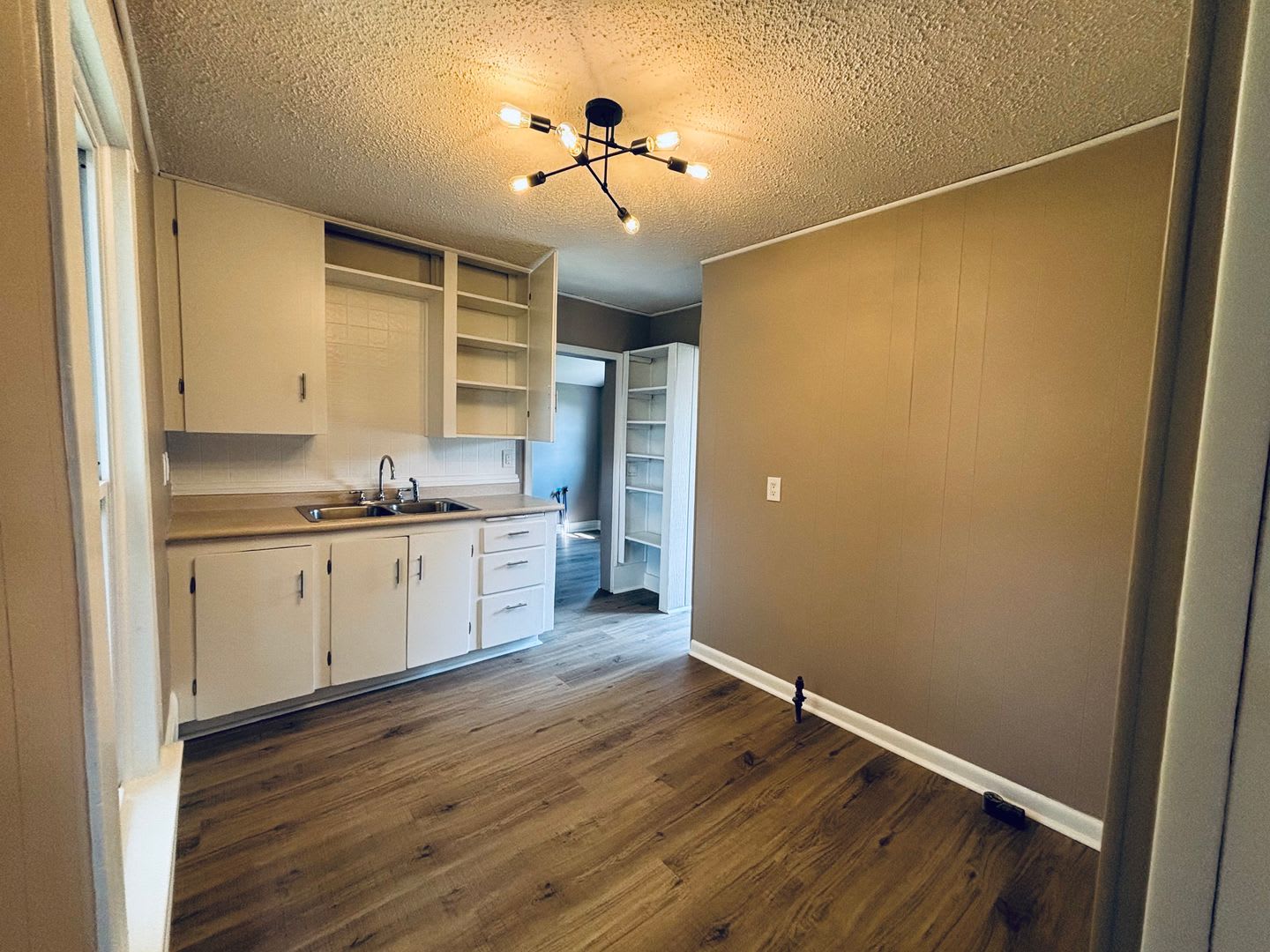 Cute Newly Upgraded 1 Bedroom Home In Derby With Spacious Yard – photo 4