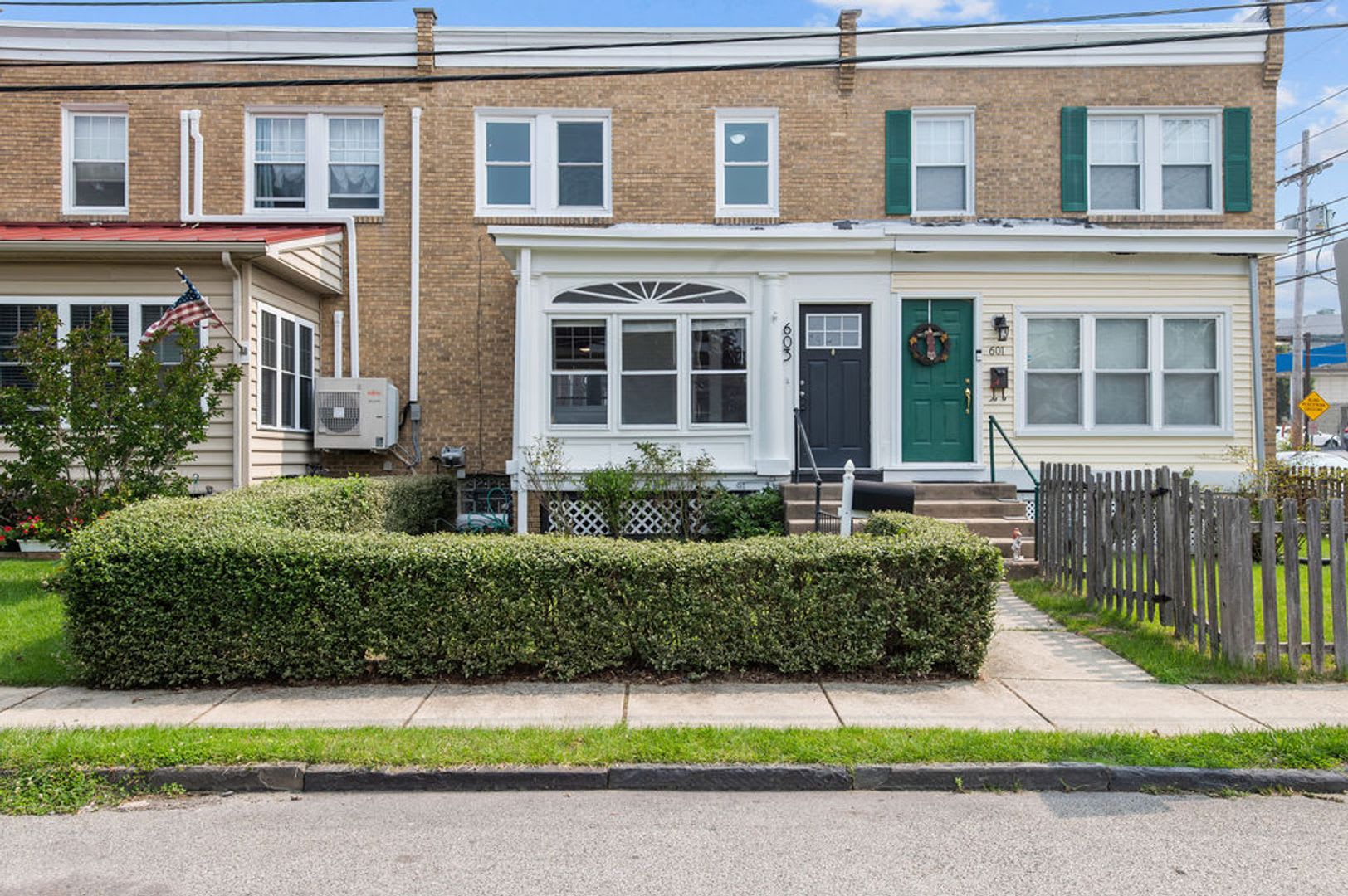 First Month Rent Free Row Home With Hardwood Flrs Throughout Haverford Sd Walk To Bryn Mawr Hospital Small Pets Ok – photo 1