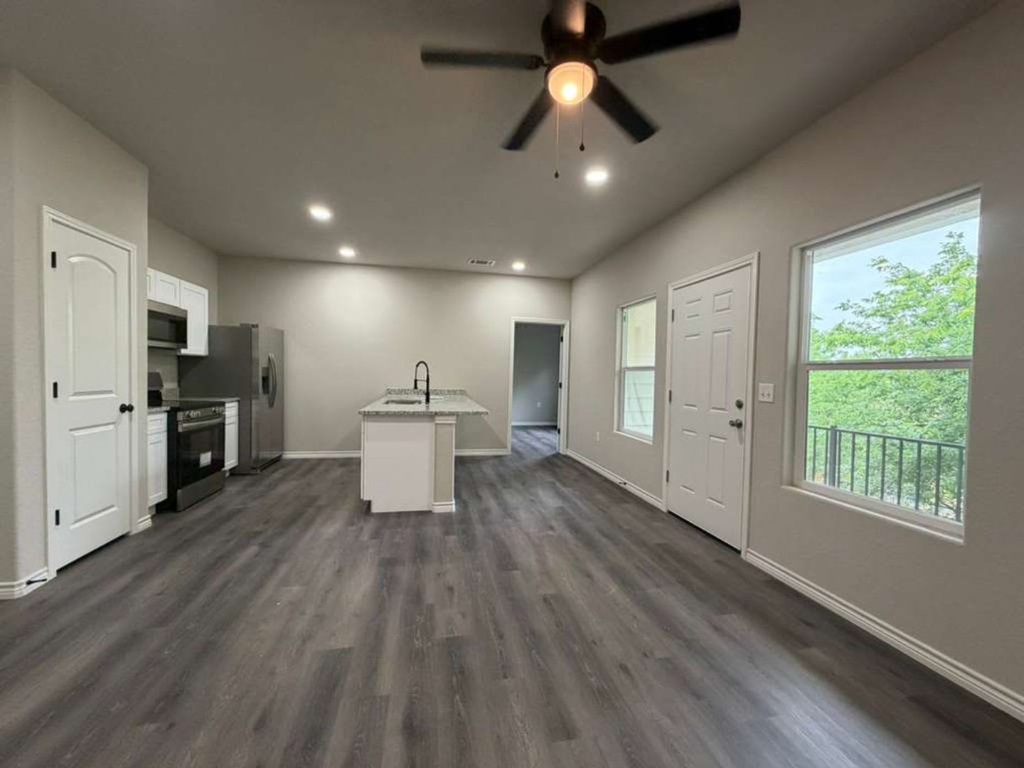 Spacious 2-Story 3BR Apartment Near Shopping, Parks & Major Highways in San Antonio – photo 1