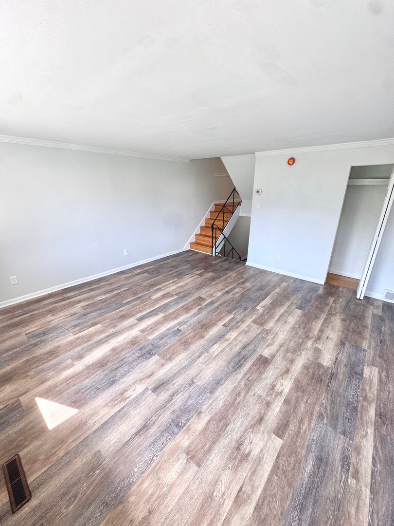 SUPER CLEAN THREE BEDROOM TOWNHOME – photo 2