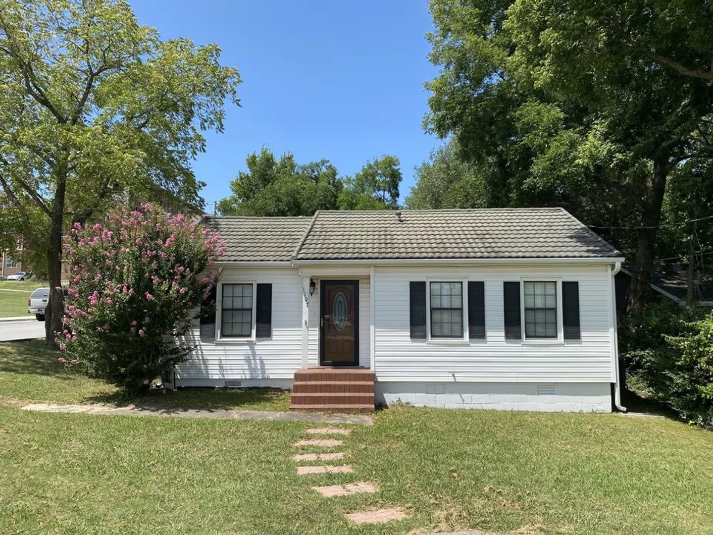 BEAUTIFUL HOME IN GREAT LOCATION! – photo 1
