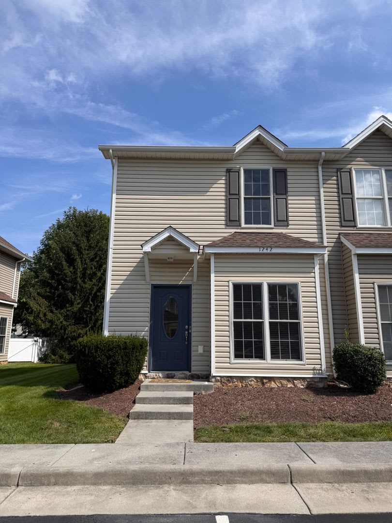 End Unit Townhouse for Rent – photo 1