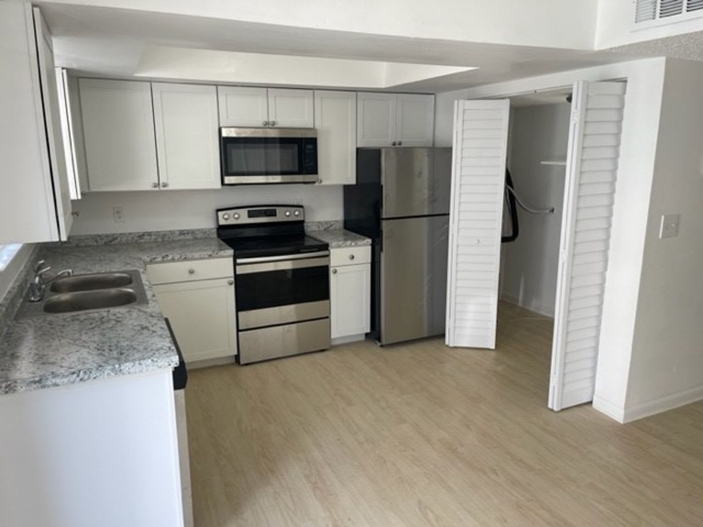 2254 W. NEW HAVEN AVENUE – photo 4