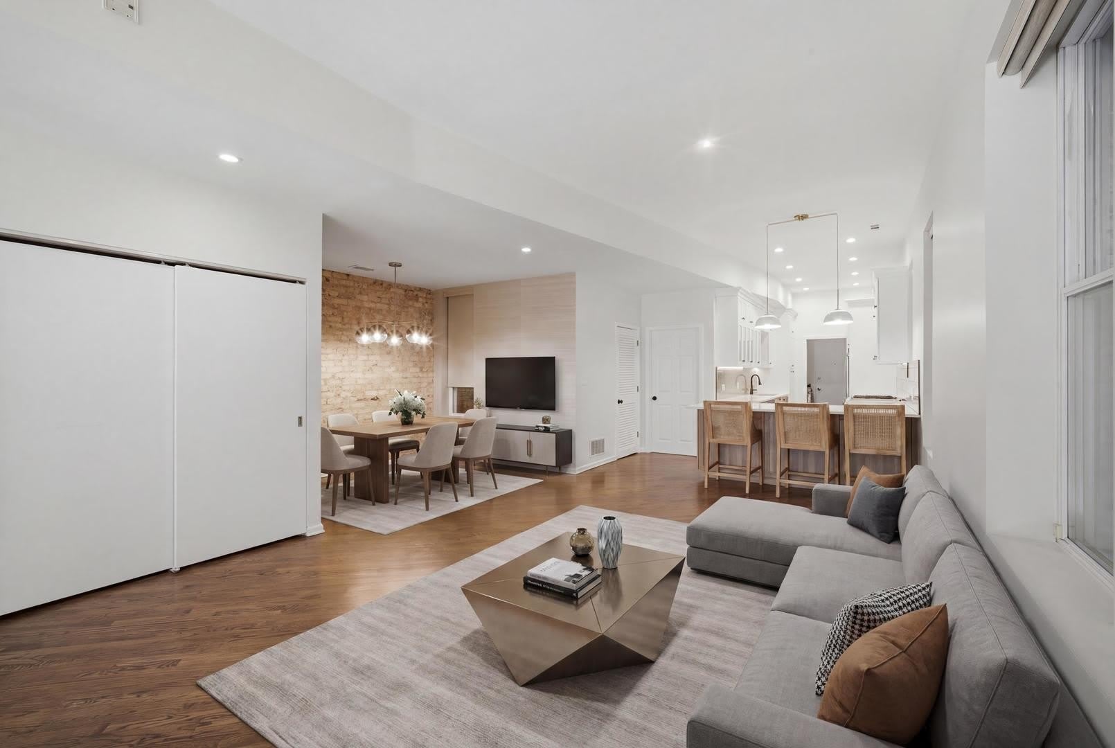 626 W Buckingham Place – photo 2